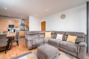 Spacious Penthouse - Sleeps 6, Ideal for Contractors, Families & Business Travellers - Free Parking